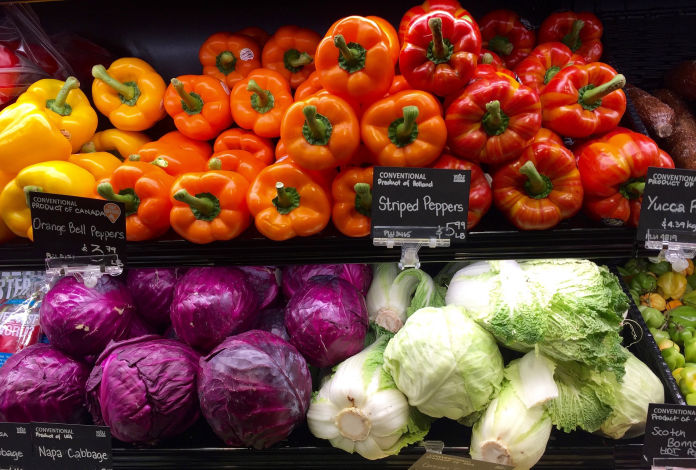 Fresh produce purchaser scanning a CHAIN-TRACE code